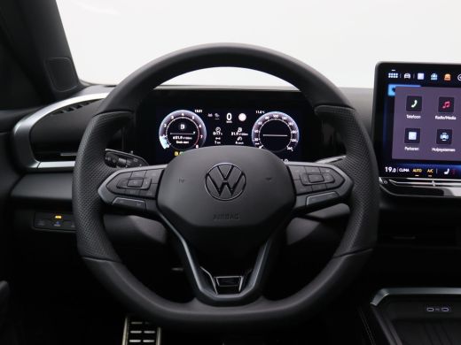 Volkswagen T-Roc 1.5 eTsi R-Line First Edition 150PK DSG Pano-Schuifdak, Trekhaak, Black Style, 20" LM Velgen, Key... ActivLease financial lease