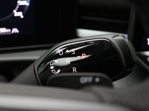 Volkswagen T-Roc 1.5 eTsi R-Line First Edition 150PK DSG Pano-Schuifdak, Trekhaak, Black Style, 20" LM Velgen, Key... ActivLease financial lease