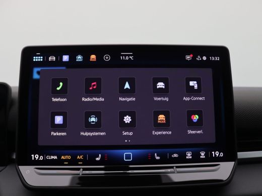 Volkswagen T-Roc 1.5 eTsi R-Line First Edition 150PK DSG Pano-Schuifdak, Trekhaak, Black Style, 20" LM Velgen, Key... ActivLease financial lease