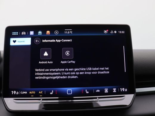 Volkswagen T-Roc 1.5 eTsi R-Line First Edition 150PK DSG Pano-Schuifdak, Trekhaak, Black Style, 20" LM Velgen, Key... ActivLease financial lease