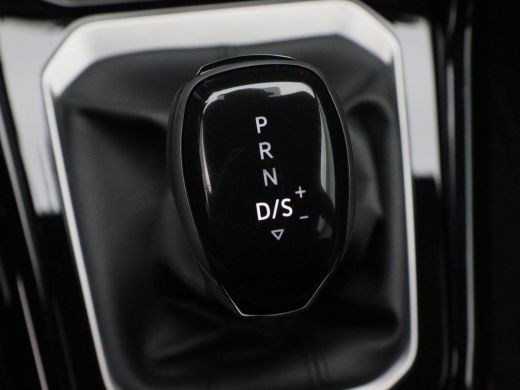 Volkswagen T-Roc 1.5 TSi 150 Pk Automaat R-Line Edition | Trekhaak | Stoelverwarming | Adaptive Cruise | Navigatie... ActivLease financial lease