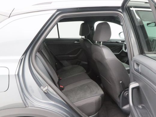 Volkswagen T-Roc 1.5 TSi 150 Pk Automaat R-Line Edition | Trekhaak | Stoelverwarming | Adaptive Cruise | Navigatie... ActivLease financial lease