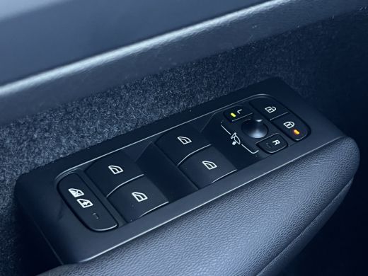 Volvo  XC40 1.5 T4 Plug-in hybrid Plus Dark | Trekhaak | Navi | LED | Camera | 18 inch ActivLease financial lease