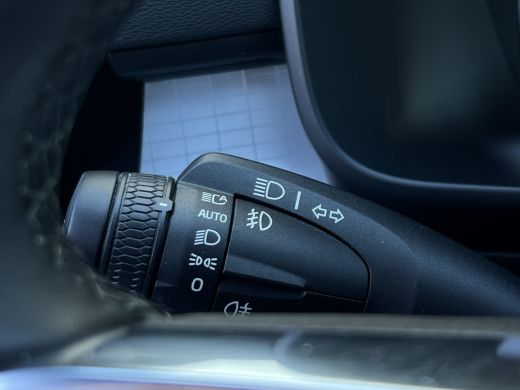 Volvo  XC40 1.5 T4 Plug-in hybrid Plus Dark | Trekhaak | Navi | LED | Camera | 18 inch ActivLease financial lease