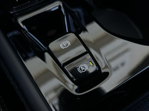 Volvo  XC40 1.5 T4 Plug-in hybrid Plus Dark | Trekhaak | Navi | LED | Camera | 18 inch ActivLease financial lease