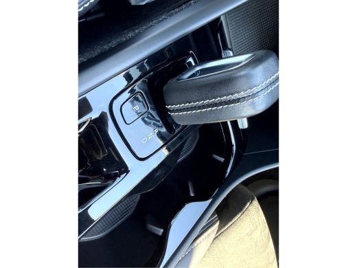 Volvo  XC40 2.0 B4 200pk R-Design Panoramadak, Trekhaak, Camera ActivLease financial lease