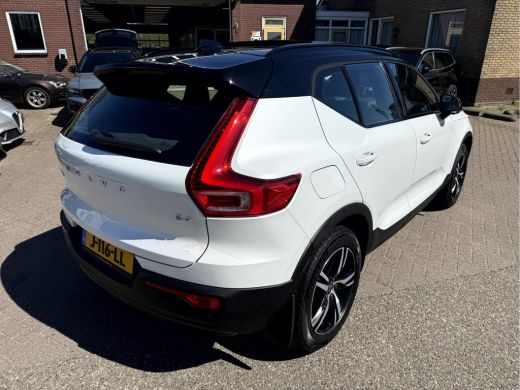 Volvo  XC40 2.0 B4 200pk R-Design Panoramadak, Trekhaak, Camera ActivLease financial lease