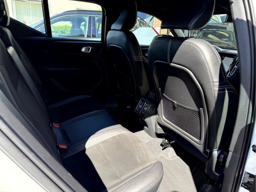 Volvo  XC40 2.0 B4 200pk R-Design Panoramadak, Trekhaak, Camera ActivLease financial lease