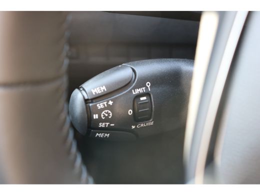 Peugeot 208 Allure | Elektrische parkeerrem | Extra getinte achterste zijruiten en achterruit | Extra getinte... ActivLease financial lease