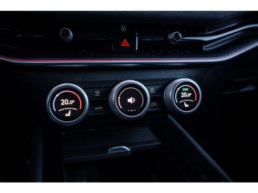 Skoda Superb Combi Sportline Business | Achteruitrijcamera | Climatronic, elektronische airconditioning met 3 ... ActivLease financial lease