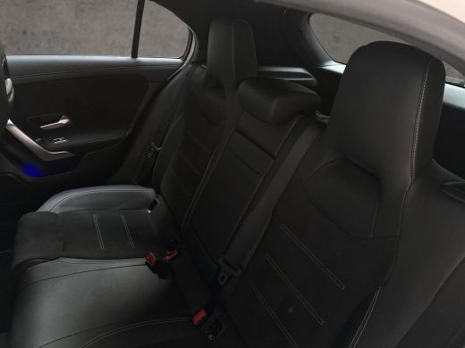 Mercedes-Benz A-Klasse 180 AMG Sport Automaat (SCHUIFDAK, SFEERVERLICHTING, GROOT NAVI, LEDER/ALCANTARA, CAMERA, SPORTST... ActivLease financial lease