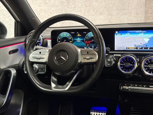 Mercedes-Benz A-Klasse 180 AMG Sport Automaat (SCHUIFDAK, SFEERVERLICHTING, GROOT NAVI, LEDER/ALCANTARA, CAMERA, SPORTST... ActivLease financial lease