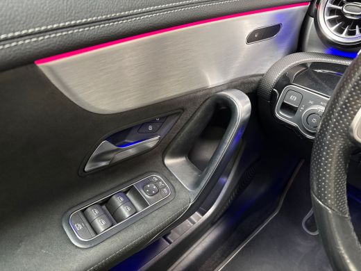 Mercedes-Benz A-Klasse 180 AMG Sport Automaat (SCHUIFDAK, SFEERVERLICHTING, GROOT NAVI, LEDER/ALCANTARA, CAMERA, SPORTST... ActivLease financial lease