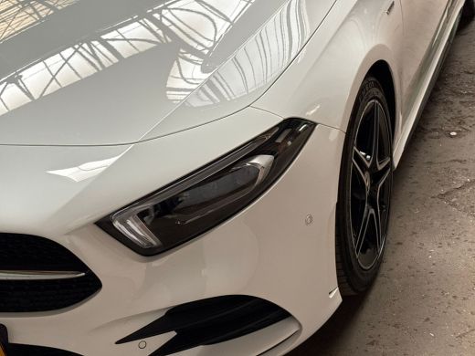 Mercedes-Benz A-Klasse 180 AMG Sport Automaat (SCHUIFDAK, SFEERVERLICHTING, GROOT NAVI, LEDER/ALCANTARA, CAMERA, SPORTST... ActivLease financial lease