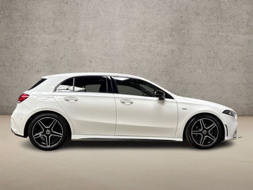 Mercedes-Benz A-Klasse 180 AMG Sport Automaat (SCHUIFDAK, SFEERVERLICHTING, GROOT NAVI, LEDER/ALCANTARA, CAMERA, SPORTST... ActivLease financial lease
