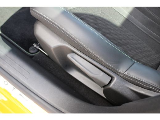 Peugeot 208 1.2 PureTech GT Pack | Navigatie | Camera | Panoramadak | Full LED | Alcantara | NL auto | Apple ... ActivLease financial lease