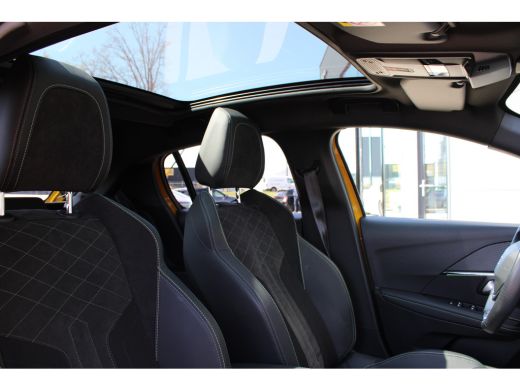 Peugeot 208 1.2 PureTech GT Pack | Navigatie | Camera | Panoramadak | Full LED | Alcantara | NL auto | Apple ... ActivLease financial lease