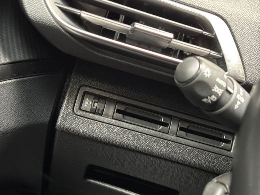 Peugeot 3008 1.2 PureTech Sport Automaat (APPLE CARPLAY, GROOT NAVI, DIGITAAL DASHBOARD, SPORTSTOELEN, GETINT ... ActivLease financial lease