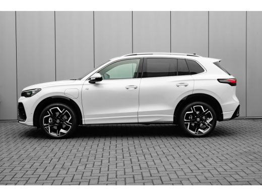 Volkswagen Tiguan 272PK R-Line Edition Oryx White | Trekhaak | Panorama | 360 Camera ActivLease financial lease