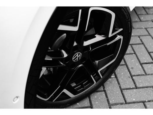 Volkswagen Tiguan 272PK R-Line Edition Oryx White | Trekhaak | Panorama | 360 Camera ActivLease financial lease