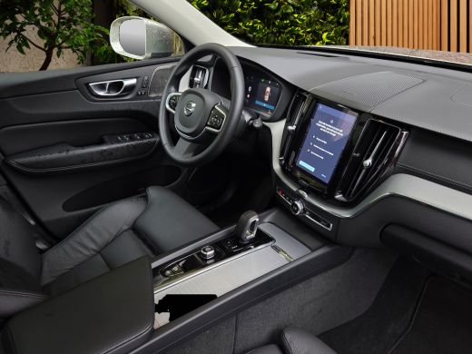 Volvo  XC60 2.0 T8 Plug-in hybrid AWD Ultra Bright | Luchtvering | Trekhaak | 360 Camera | Panoramadak | Head-up ActivLease financial lease