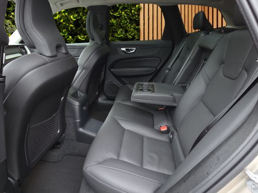 Volvo  XC60 2.0 T8 Plug-in hybrid AWD Ultra Bright | Luchtvering | Trekhaak | 360 Camera | Panoramadak | Head-up ActivLease financial lease