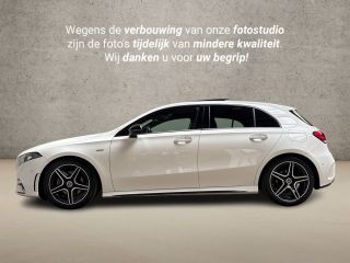 Mercedes-Benz A-Klasse 180 AMG Sport Automaat (SCHUIFDAK, SFEERVERLICHTING, GROOT NAVI, LEDER/ALCANTARA, CAMERA, SPORTST...