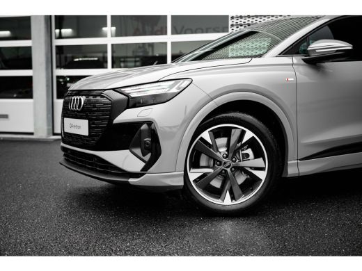Audi Q4 e-tron S edition Competition | Achterklep, automatisch bedienbaar | Achteruitrijcamera | Adaptive cruise... ActivLease financial lease