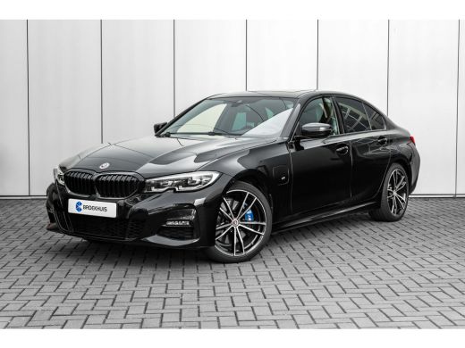 BMW 3 Serie 330e High Executive 292 PK | M Sport | Panoramadak | Voorstoelen Verwarmd | Achteruitrijcamera | ...