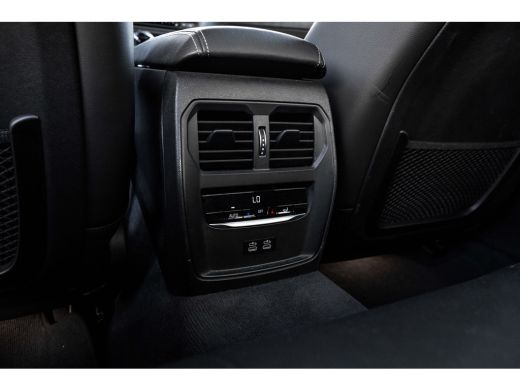 BMW 3 Serie 330e High Executive 292 PK | M Sport | Panoramadak | Voorstoelen Verwarmd | Achteruitrijcamera | ... ActivLease financial lease