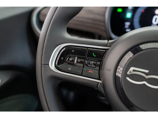 Fiat 500e Giorgio Armani 42 kWh | Camera | Stoelverwarming | Navigatie | Keyless | Climate Controle | Panor... ActivLease financial lease