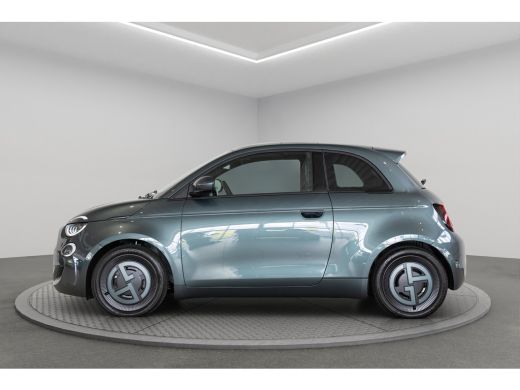 Fiat 500e Giorgio Armani 42 kWh | Camera | Stoelverwarming | Navigatie | Keyless | Climate Controle | Panor... ActivLease financial lease