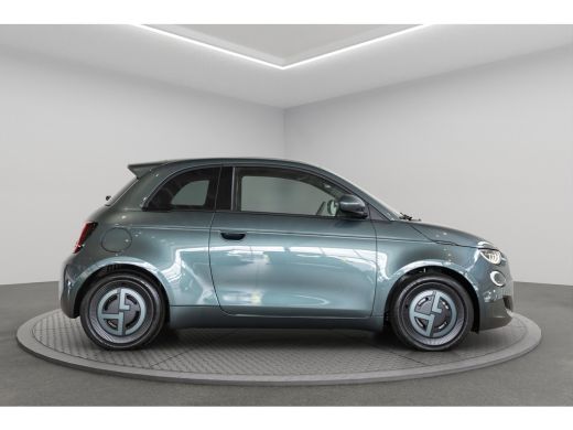 Fiat 500e Giorgio Armani 42 kWh | Camera | Stoelverwarming | Navigatie | Keyless | Climate Controle | Panor... ActivLease financial lease
