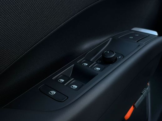 Volkswagen T-Roc Life First Edition | 'App-Connect' draadloze smartphone integratie | Automatische afstandsregelin... ActivLease financial lease