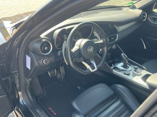 Alfa Romeo Giulia 2.0T Sprint Veloce Interieur | Panoramadak | Afneembare Trekhaak | 19" Licht Metalen Velgen | Cam... ActivLease financial lease