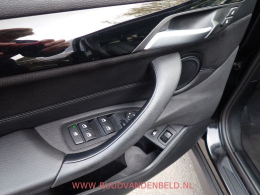 BMW X1 25e X-DRIVE HEADUP / SPORTLEER / TREKHAAK / CAMERA ActivLease financial lease