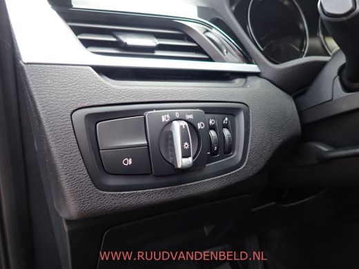 BMW X1 25e X-DRIVE HEADUP / SPORTLEER / TREKHAAK / CAMERA ActivLease financial lease