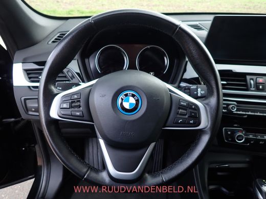 BMW X1 25e X-DRIVE HEADUP / SPORTLEER / TREKHAAK / CAMERA ActivLease financial lease