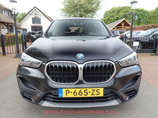 BMW X1 25e X-DRIVE HEADUP / SPORTLEER / TREKHAAK / CAMERA ActivLease financial lease