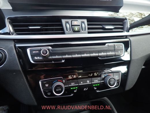 BMW X1 25e X-DRIVE HEADUP / SPORTLEER / TREKHAAK / CAMERA ActivLease financial lease