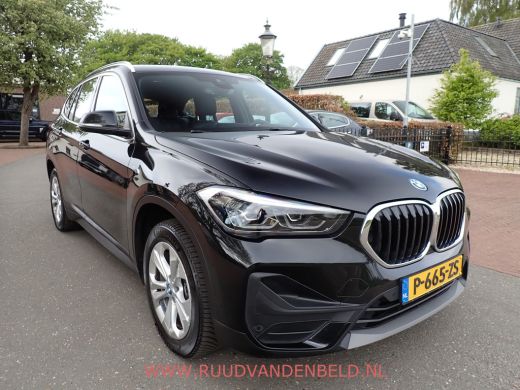 BMW X1 25e X-DRIVE HEADUP / SPORTLEER / TREKHAAK / CAMERA ActivLease financial lease