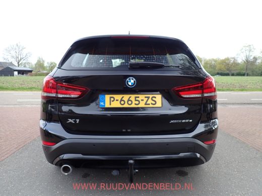 BMW X1 25e X-DRIVE HEADUP / SPORTLEER / TREKHAAK / CAMERA ActivLease financial lease