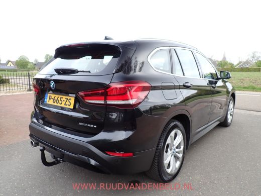 BMW X1 25e X-DRIVE HEADUP / SPORTLEER / TREKHAAK / CAMERA ActivLease financial lease