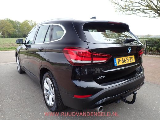 BMW X1 25e X-DRIVE HEADUP / SPORTLEER / TREKHAAK / CAMERA ActivLease financial lease