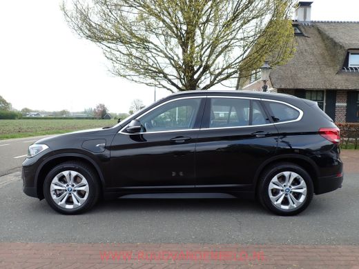 BMW X1 25e X-DRIVE HEADUP / SPORTLEER / TREKHAAK / CAMERA ActivLease financial lease