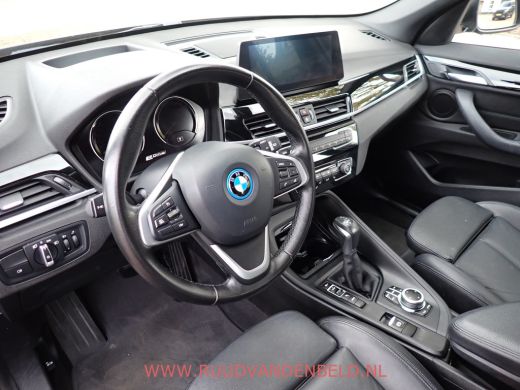 BMW X1 25e X-DRIVE HEADUP / SPORTLEER / TREKHAAK / CAMERA ActivLease financial lease