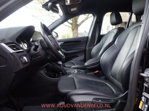 BMW X1 25e X-DRIVE HEADUP / SPORTLEER / TREKHAAK / CAMERA ActivLease financial lease
