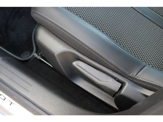 Peugeot 208 1.2 Hybrid 145 e-DCS6 GT | Automaat | Navigatie | Camera voor + achter | Adaptieve cruise | NL au... ActivLease financial lease