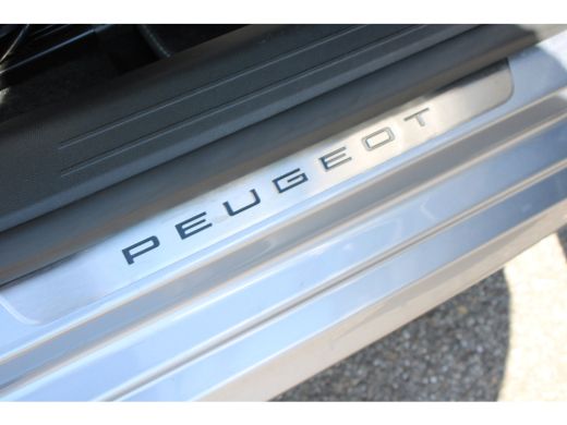 Peugeot 208 1.2 Hybrid 145 e-DCS6 GT | Automaat | Navigatie | Camera voor + achter | Adaptieve cruise | NL au... ActivLease financial lease