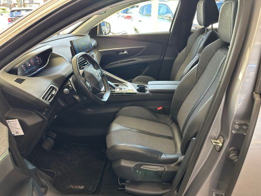 Peugeot 3008 1.2 PureTech Blue Lease Premium | Achterbank in delen neerklapbaar | Achteruitrijcamera | Apple C... ActivLease financial lease